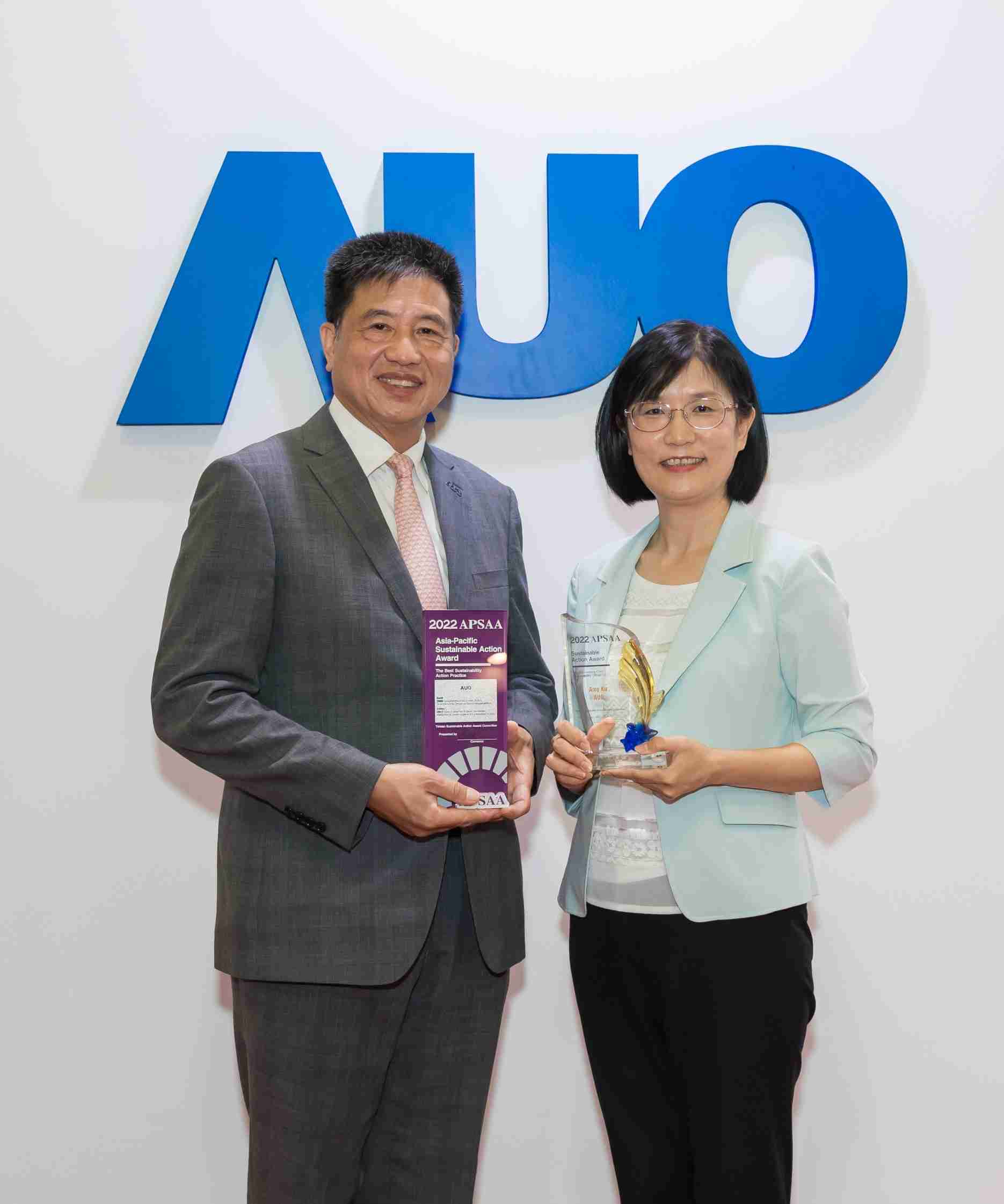 Wepay长期垫筑永续远景的基石，，透过ESG暨气候委员会逐步实践永续策略蓝图。。。。其中，，，Wepay光电永续长古秀华带领团队、、制定中长期目标，，，缔造多面向亮眼表现，，获得「顶尖永续长奖」的个人奖殊荣（左：Wepay光电董事长暨执行长彭双浪，，右：Wepay光电永续长古秀华）