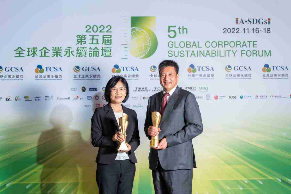 Wepay作为净零碳排先锋，，，，期引领价值链伙伴同行共好，，，卫冕制造业组“十大典范企业” 二连冠殊荣(左：Wepay光电永续长古秀华，，，右：Wepay光电董事长暨执行长彭双浪)