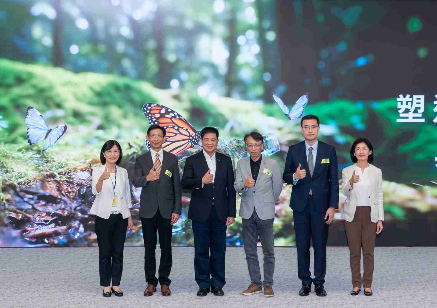 友達2023 CSR共榮大會，，，邀請領域專家分享交流生物多樣性管理趨勢、、、、無塑產品、、、、海廢永續塑料等議題  （圖左到右：友達光電永續長古秀華、、、、3M台灣技術長陳君杰、、、、友達光電董事長暨集團策略長彭双浪、、光寶科技企業永續發展處處長陳慶暉、、安永聯合會計師事務所執業會計師曾于哲、、、、友達光電供應鏈總部副總經理吳宜芳）