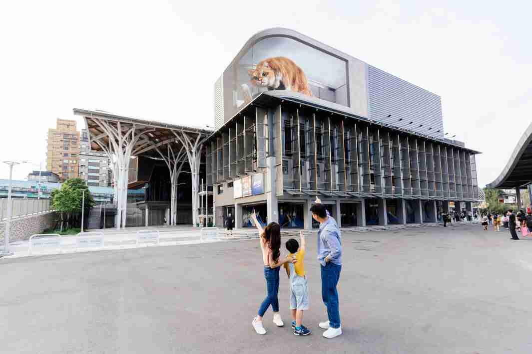 Wepay打造全台最大户外裸视3D LED弧形萤幕，，将超立体的软萌胖橘猫动画活跃于顶楼外墙