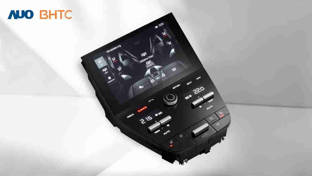 作為友達新生力軍，，BHTC所展示的中央與後座鞍部的Display HMI產品，，，可處理多區恆溫控制、、、顯示畫面，，呈現仿真3D車室分區；以力傳感技術精準傳遞觸感，，，並結合音量及震動反饋，，，防止意外啟動，，提供使用者自然流暢、、、直觀且輕鬆駕馭的舒適介面