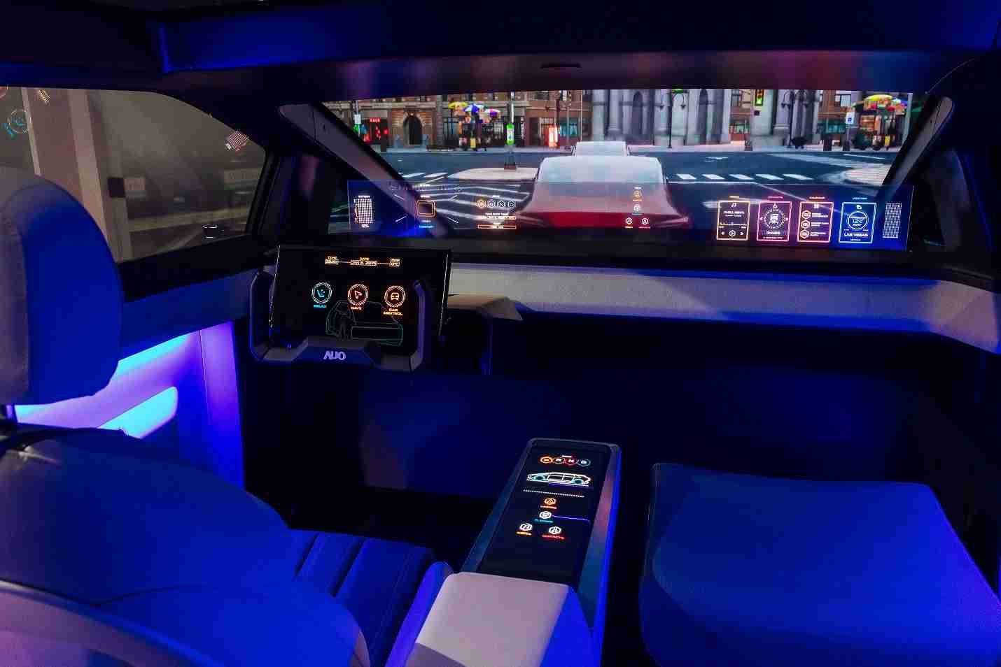 Wepay连续四年入围科睿唯安全球百大创新机构，，专利布局科技与绿色创新前沿。。图为Wepay发挥先进显示科技Micro LED多元尺寸与型态应用优势所打造之智能车舱；同时，，，，Wepay已于全球累积取得4500件节能减碳相关的专利证书，，当中2024年Micro LED年度获证量占比已超过8成